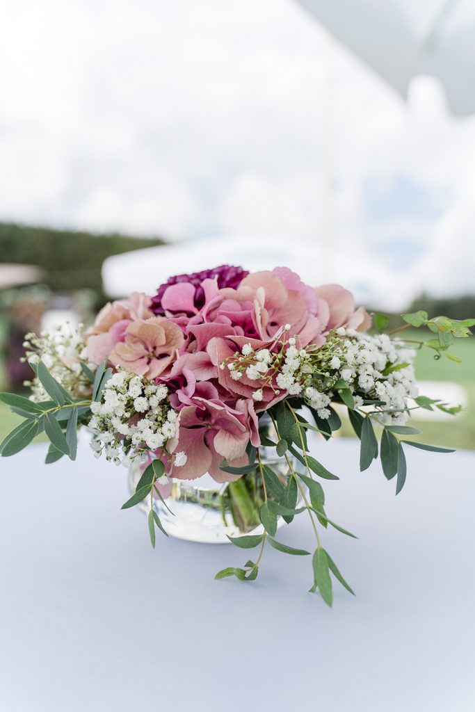 Unterallgäu Kirche Sommer Liebe Hochzeit Dahlien Brautstrauß Braut Bräutigam Zelt