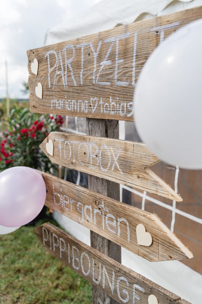 Unterallgäu Kirche Sommer Liebe Hochzeit Dahlien Brautstrauß Braut Bräutigam Zelt