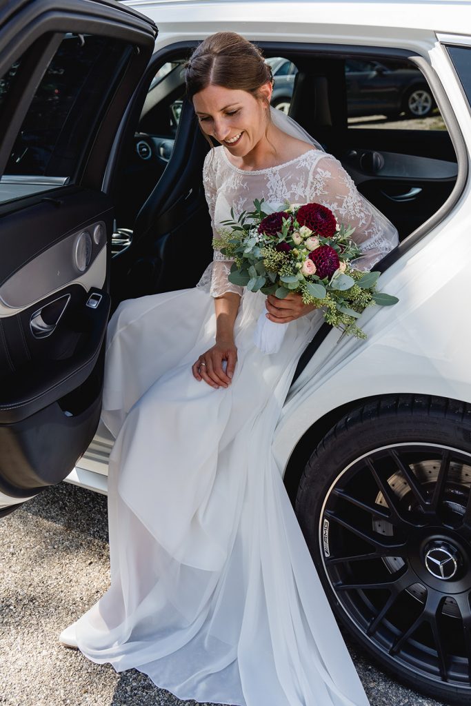 Brautpaarshooting Unterallgäu Kirche Sommer Liebe Hochzeit Dahlien Brautstrauß Braut Bräutigam Brautauto