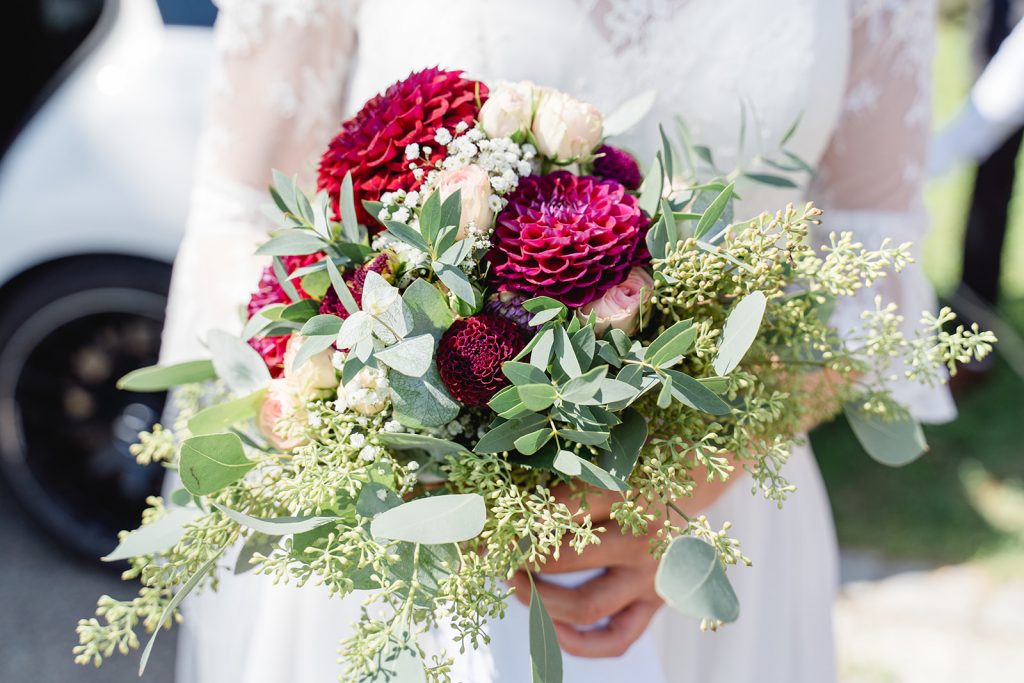 Brautpaarshooting Unterallgäu Kirche Sommer Liebe Hochzeit Dahlien Brautstrauß Braut Bräutigam Brautauto