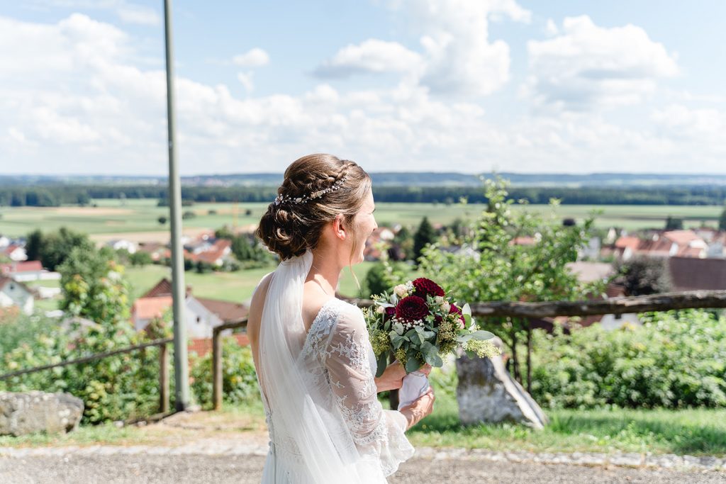 Brautpaarshooting Unterallgäu Kirche Sommer Liebe Hochzeit Dahlien Brautstrauß Braut Bräutigam Brautauto