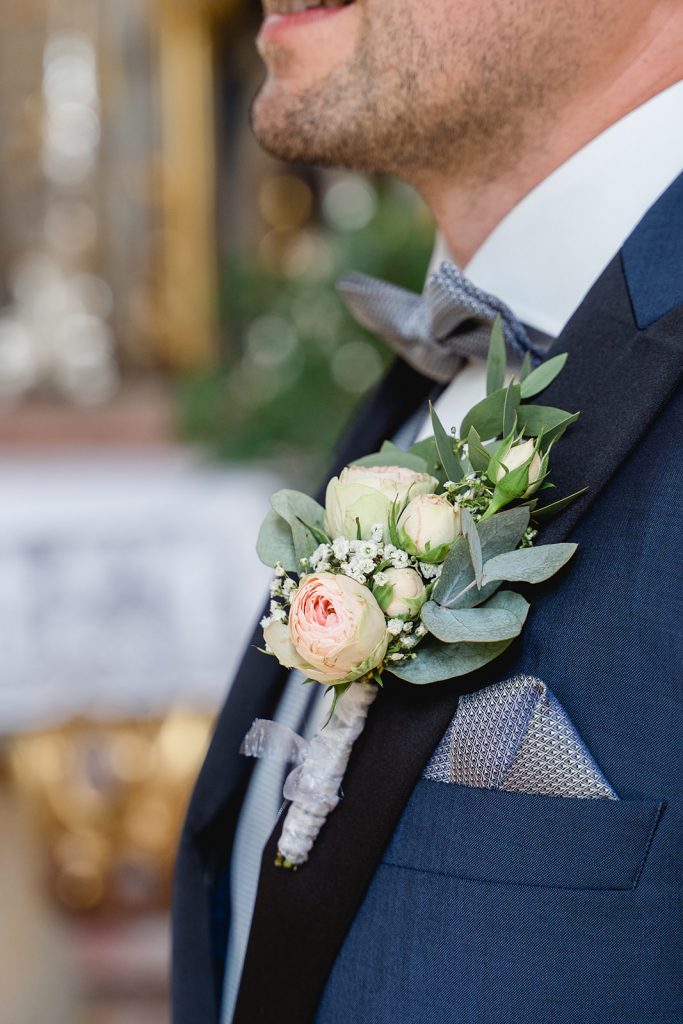 Brautpaarshooting Unterallgäu Kirche Sommer Liebe Hochzeit Dahlien Brautstrauß Braut Bräutigam