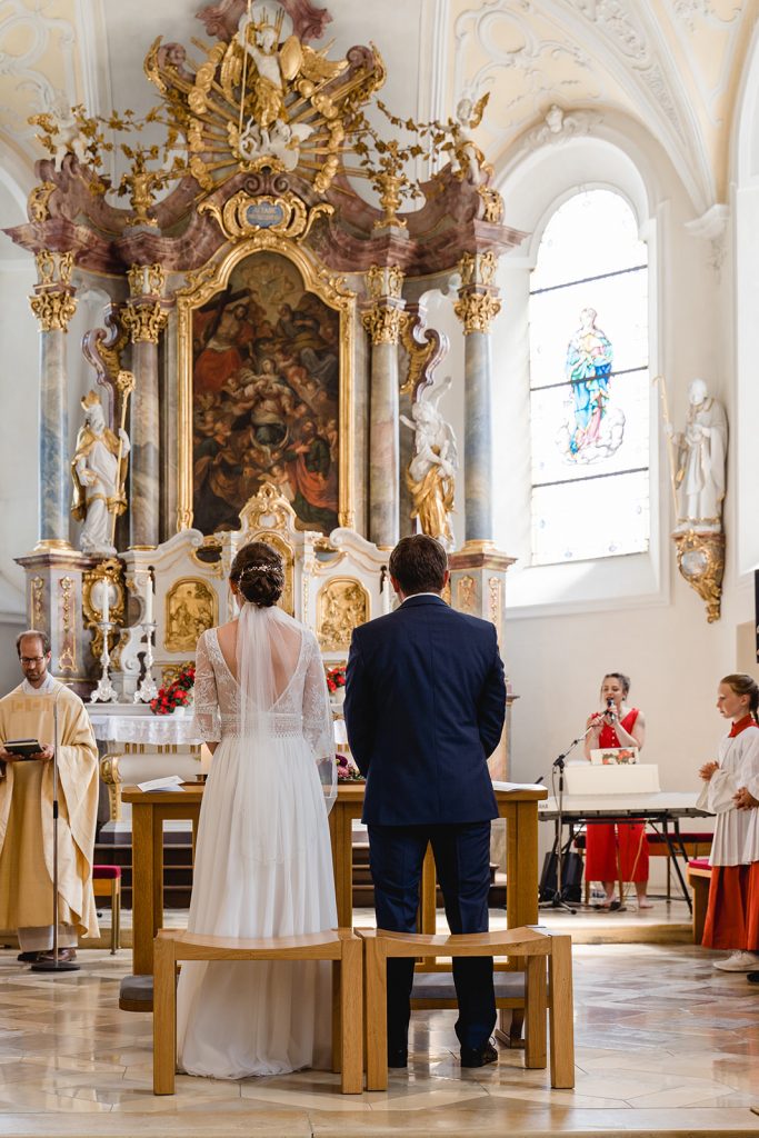 Brautpaarshooting Unterallgäu Kirche Sommer Liebe Hochzeit Dahlien Brautstrauß Braut Bräutigam