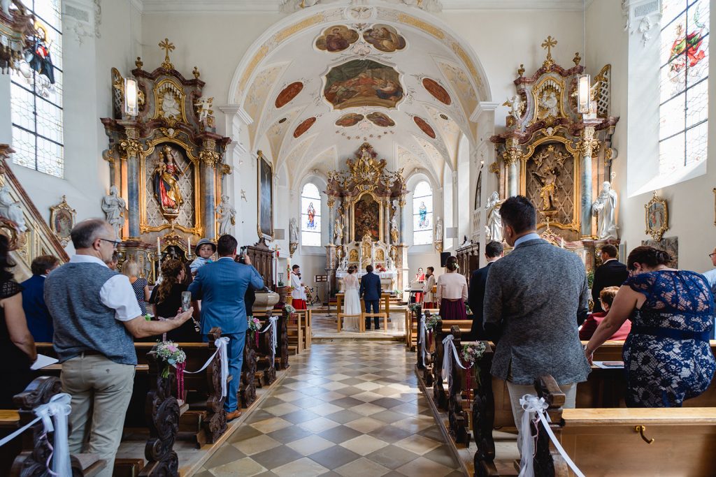 Brautpaarshooting Unterallgäu Kirche Sommer Liebe Hochzeit Dahlien Brautstrauß Braut Bräutigam
