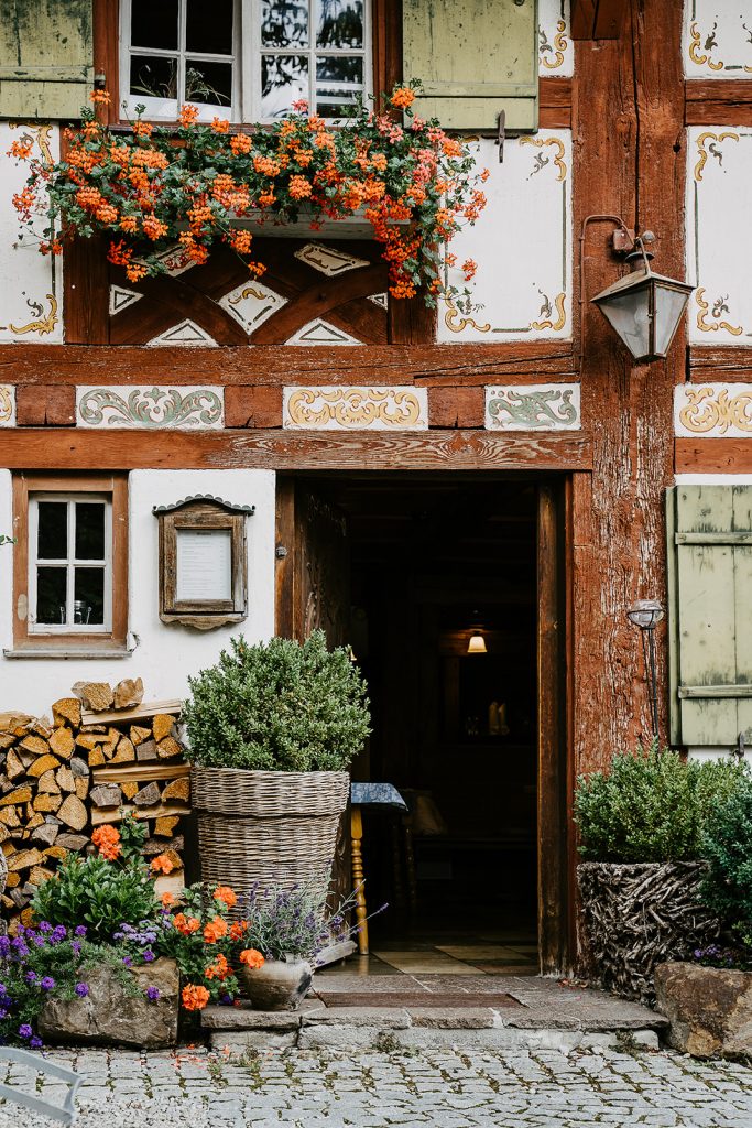Hochzeit Unterallgäu Allgäu Brautpaar Brautstrauß Bauernhofmuseum Illerbeuren Gromerhof