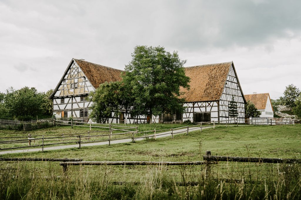 Hochzeit Unterallgäu Allgäu Brautpaar Brautstrauß Bauernhofmuseum Illerbeuren Gromerhof