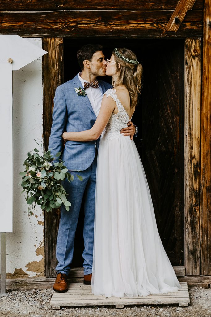 Hochzeit Unterallgäu Allgäu Brautpaar Brautstrauß Bauernhofmuseum Illerbeuren Gromerhof
