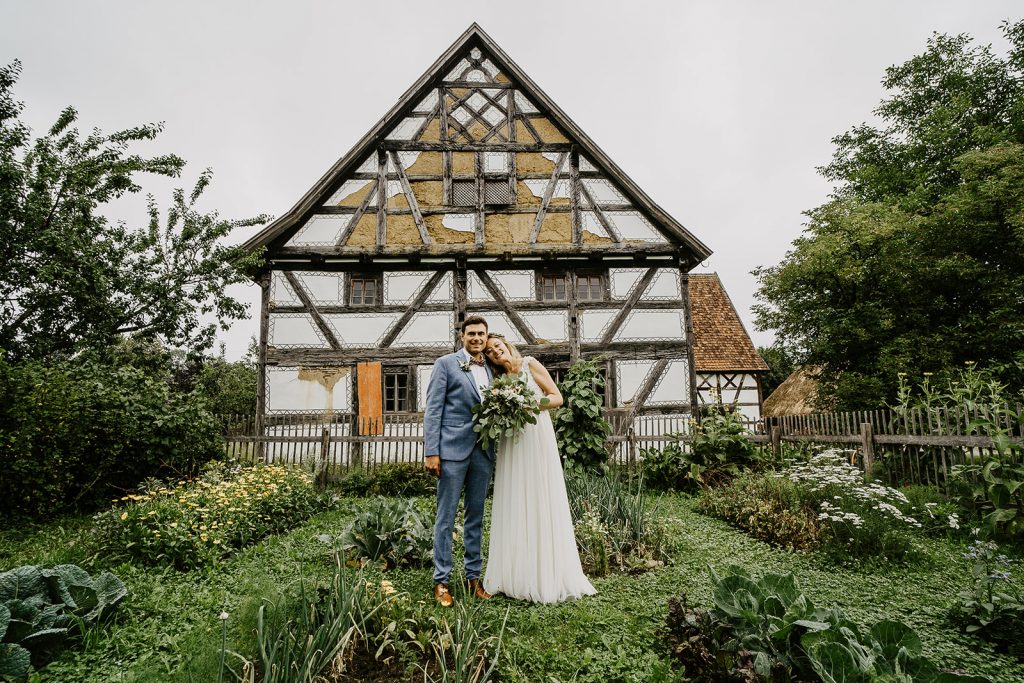 Hochzeit Unterallgäu Allgäu Brautpaar Brautstrauß Bauernhofmuseum Illerbeuren Gromerhof