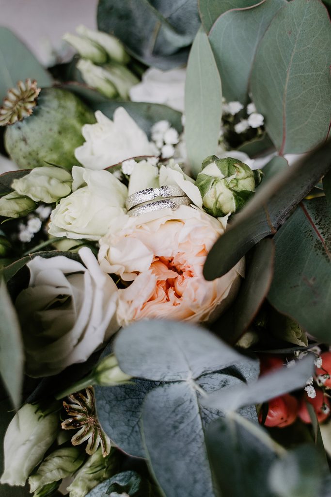 Hochzeit Unterallgäu Allgäu Brautpaar Brautstrauß Bauernhofmuseum Illerbeuren Gromerhof
