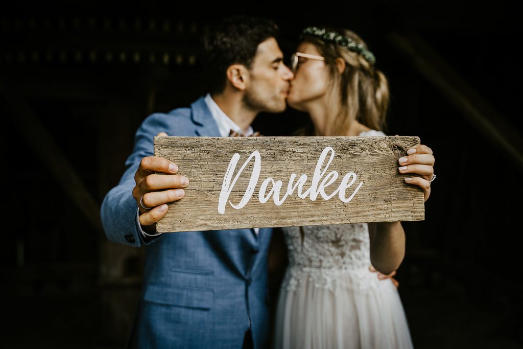 Hochzeit Unterallgäu Allgäu Brautpaar Brautstrauß Bauernhofmuseum Illerbeuren Gromerhof