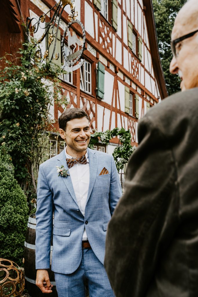 Hochzeit Unterallgäu Allgäu Brautpaar Brautstrauß Bauernhofmuseum Illerbeuren Gromerhof