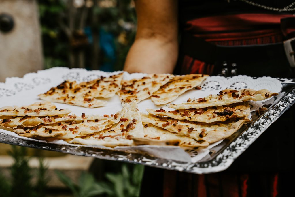 Hochzeit Unterallgäu Allgäu Brautpaar Brautstrauß Bauernhofmuseum Illerbeuren Gromerhof
