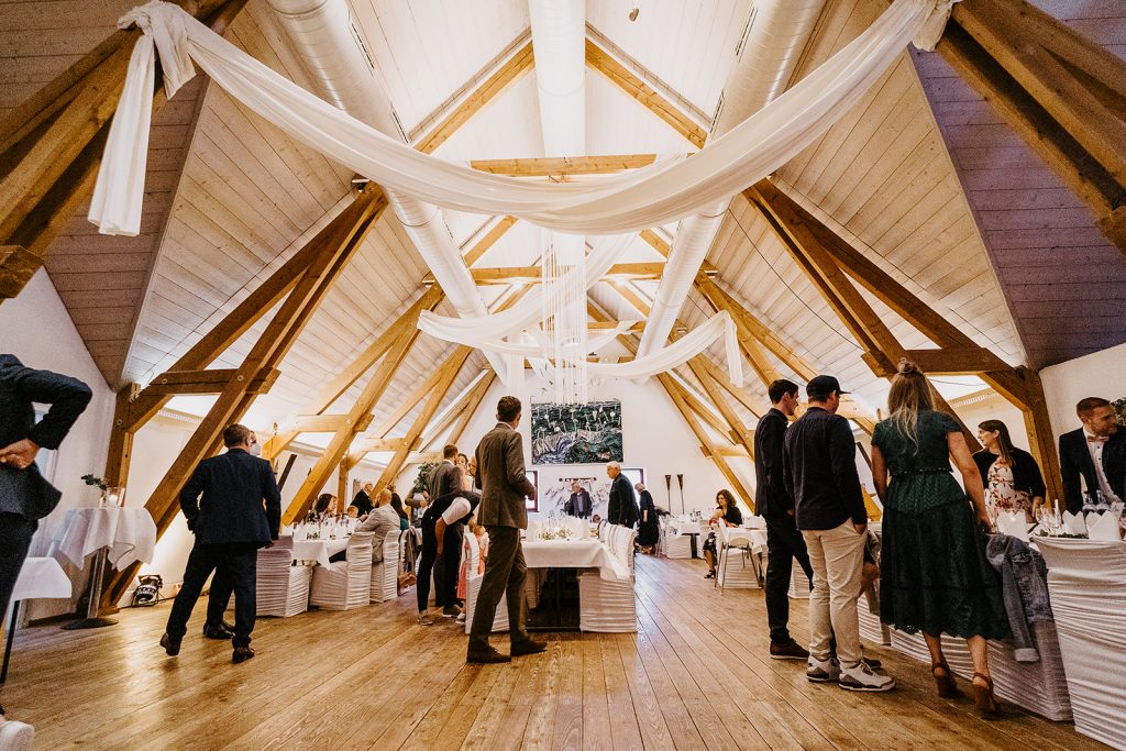 Hochzeit Unterallgäu Allgäu Brautpaar Brautstrauß Bauernhofmuseum Illerbeuren Gromerhof