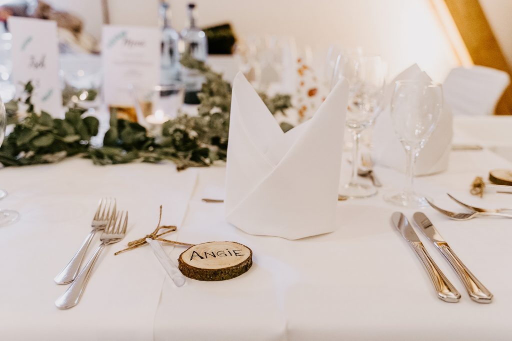 Hochzeit Unterallgäu Allgäu Brautpaar Brautstrauß Bauernhofmuseum Illerbeuren Gromerhof