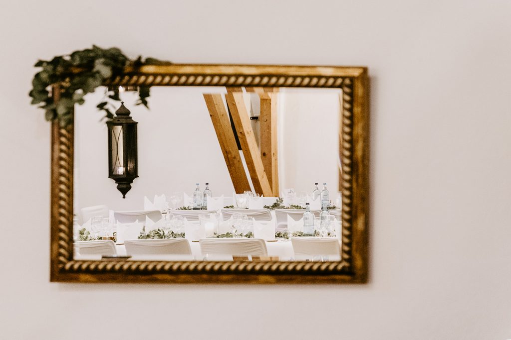 Hochzeit Unterallgäu Allgäu Brautpaar Brautstrauß Bauernhofmuseum Illerbeuren Gromerhof