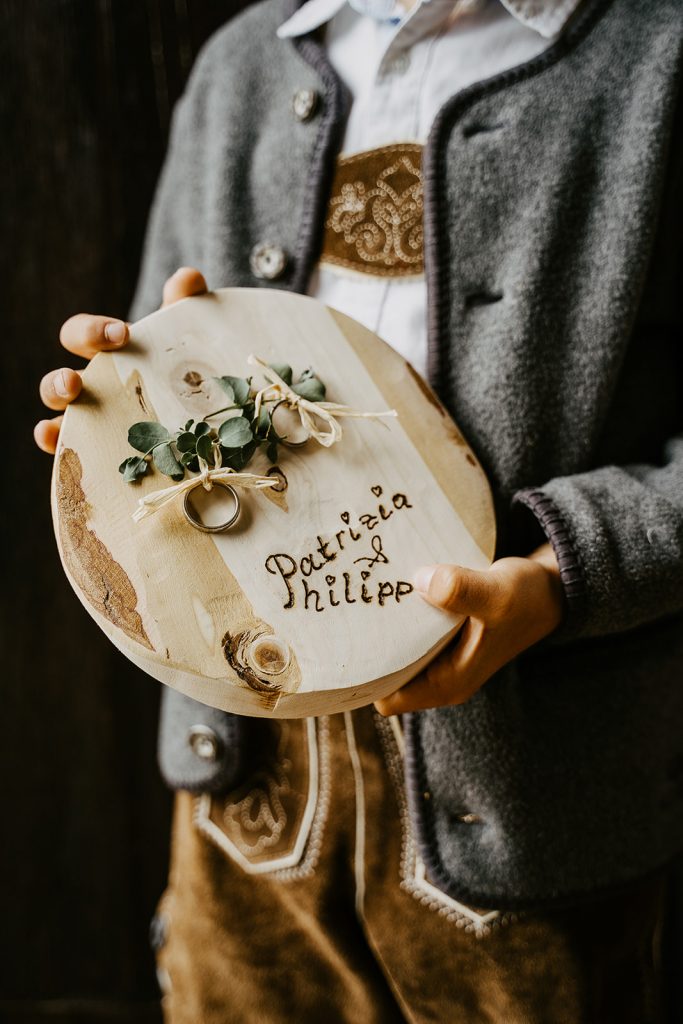 Hochzeit Unterallgäu Kirche Illerberg Allgäu Brautpaar Brautstrauß Bauernhofmuseum Illerbeuren Gromerhof