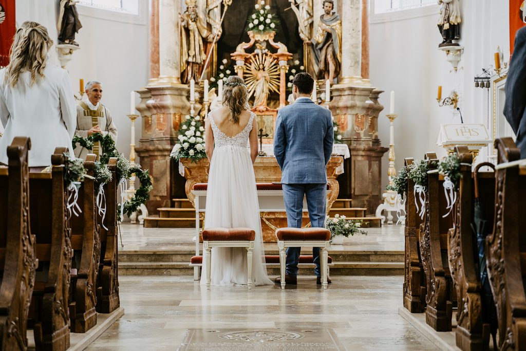 Hochzeit Unterallgäu Kirche Illerberg Allgäu Brautpaar Brautstrauß Bauernhofmuseum Illerbeuren Gromerhof