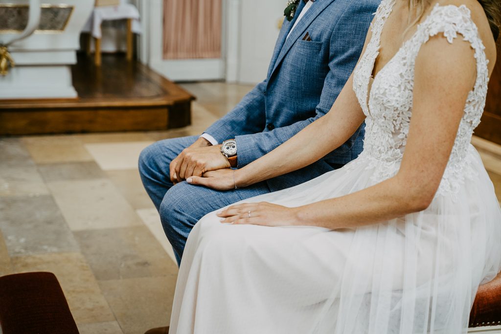 Hochzeit Unterallgäu Kirche Illerberg Allgäu Brautpaar Brautstrauß Bauernhofmuseum Illerbeuren Gromerhof