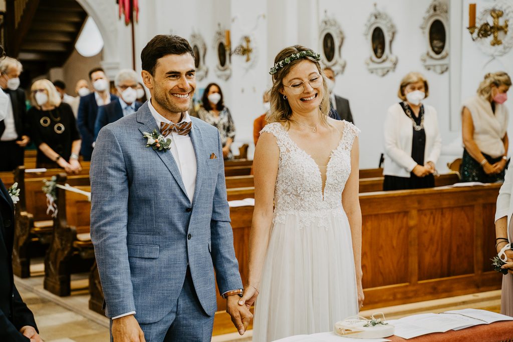 Hochzeit Unterallgäu Kirche Illerberg Allgäu Brautpaar Brautstrauß Bauernhofmuseum Illerbeuren Gromerhof