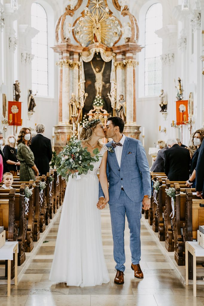 Hochzeit Unterallgäu Kirche Illerberg Allgäu Brautpaar Brautstrauß Bauernhofmuseum Illerbeuren Gromerhof