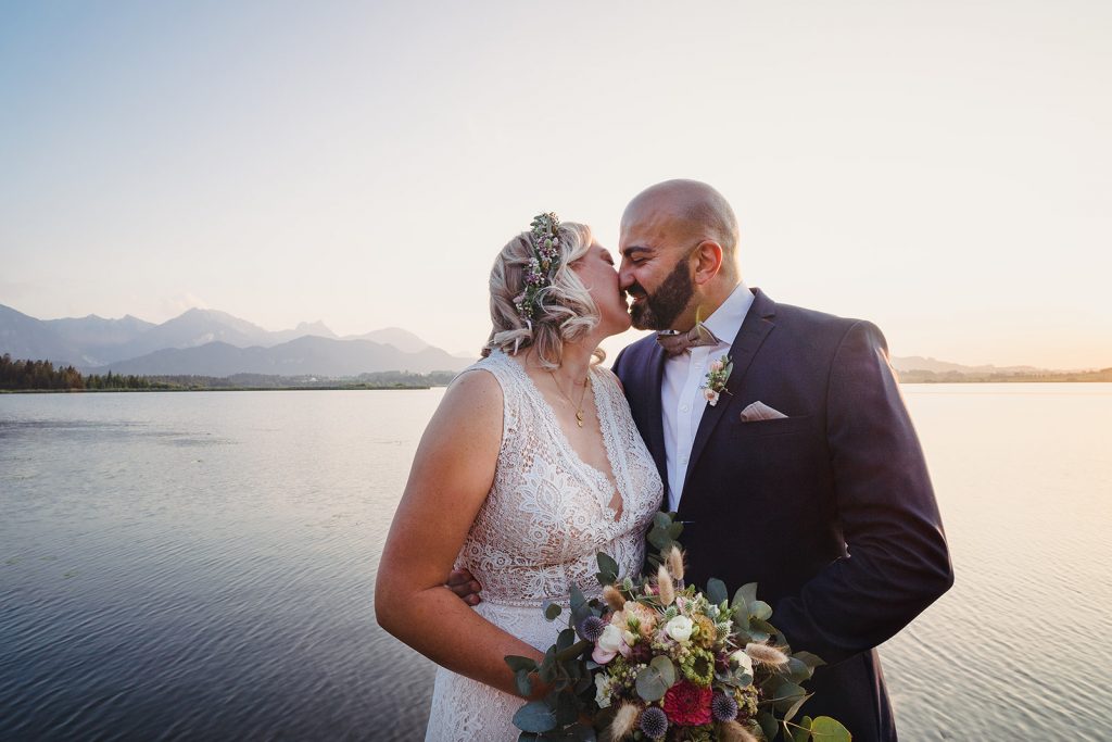 Afterwedding Hochzeit Hopfensee Allgäu Brautpaar Brautstrauß Abendsonne