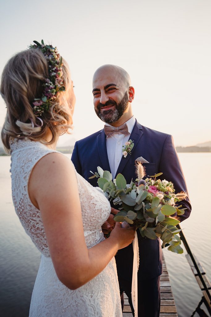 Afterwedding Hochzeit Hopfensee Allgäu Brautpaar Brautstrauß Abendsonne