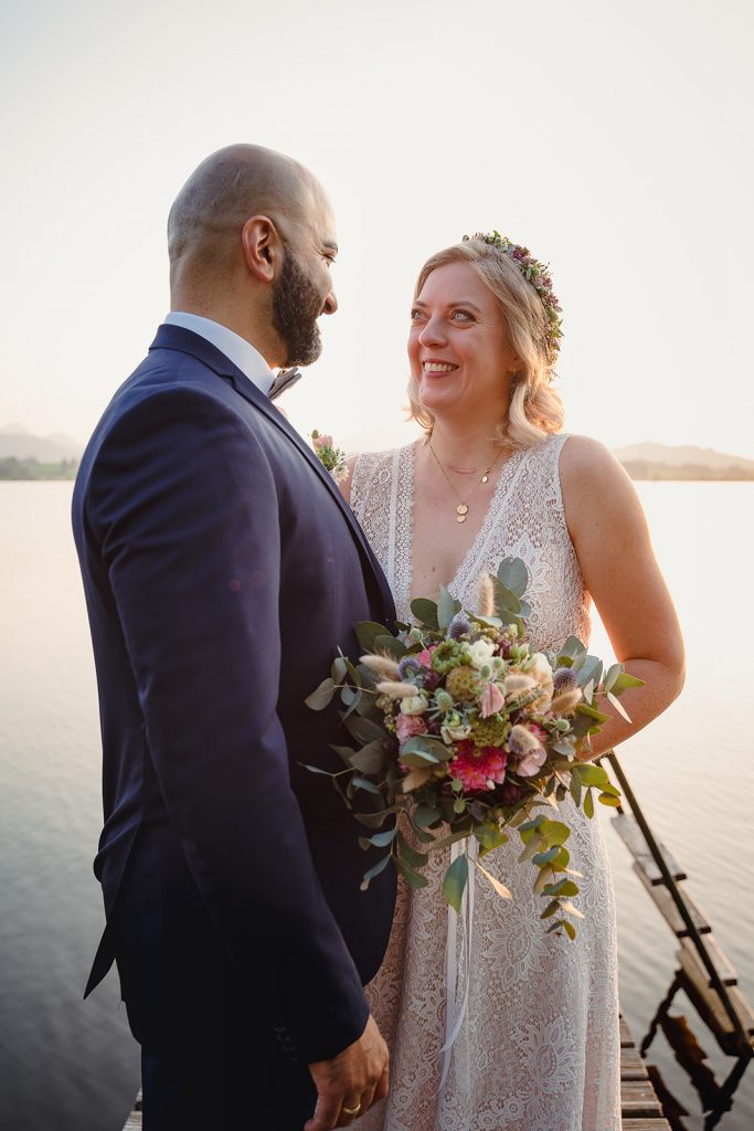 Afterwedding Hochzeit Hopfensee Allgäu Brautpaar Brautstrauß Abendsonne