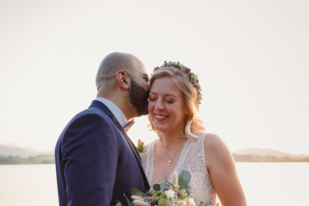 Afterwedding Hochzeit Hopfensee Allgäu Brautpaar Brautstrauß Abendsonne