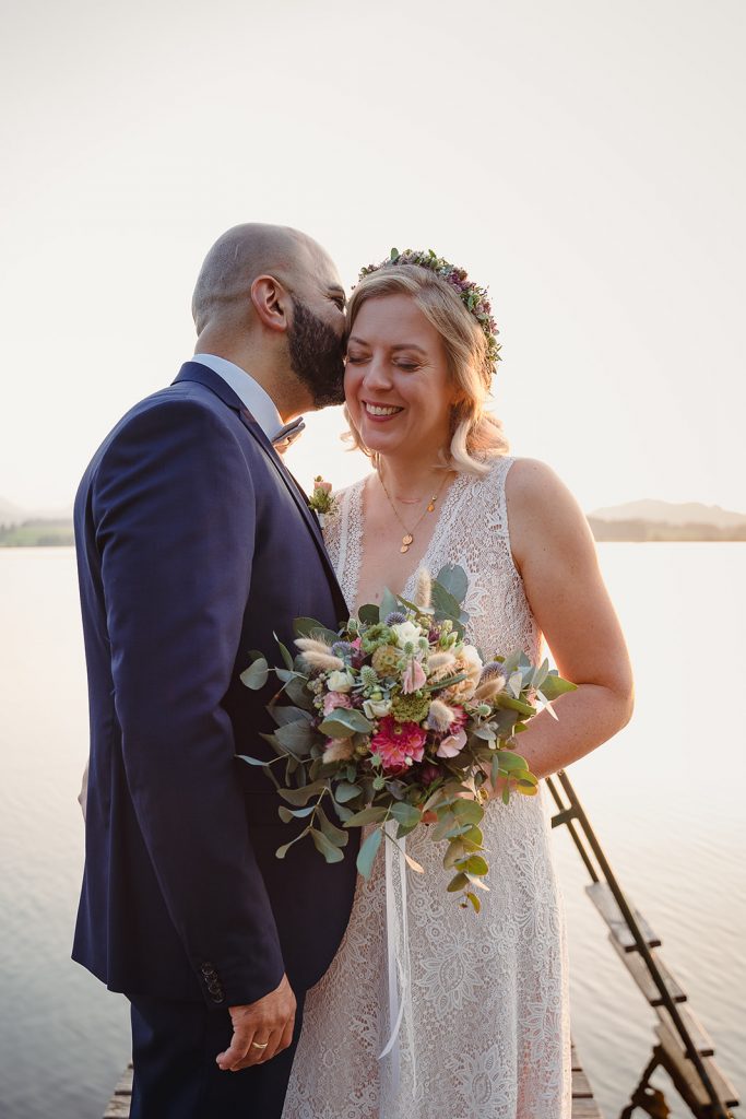 Afterwedding Hochzeit Hopfensee Allgäu Brautpaar Brautstrauß Abendsonne