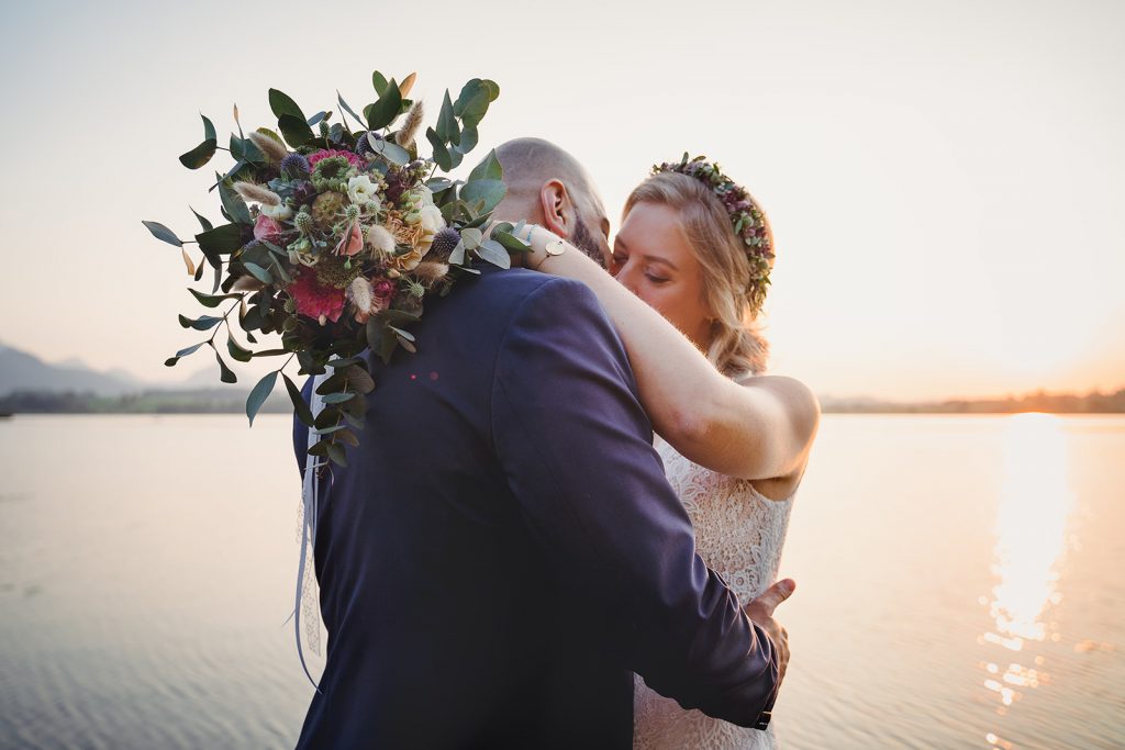 Afterwedding Hochzeit Hopfensee Allgäu Brautpaar Brautstrauß Abendsonne