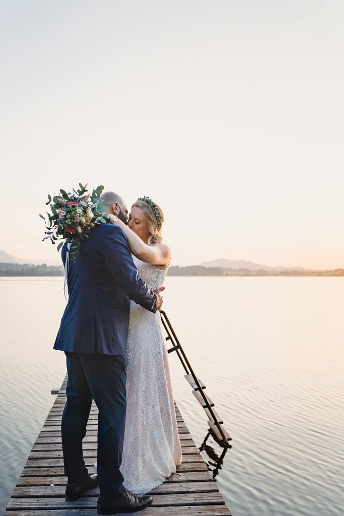 Afterwedding Hochzeit Hopfensee Allgäu Brautpaar Brautstrauß Abendsonne