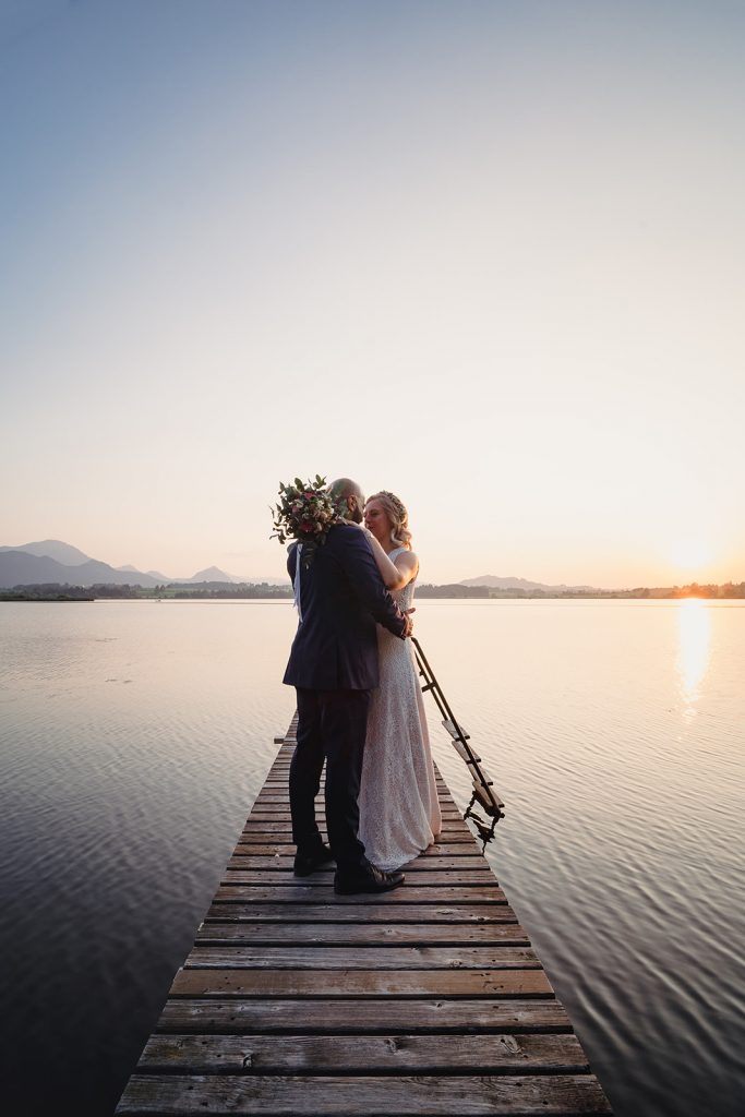 Afterwedding Hochzeit Hopfensee Allgäu Brautpaar Brautstrauß Abendsonne