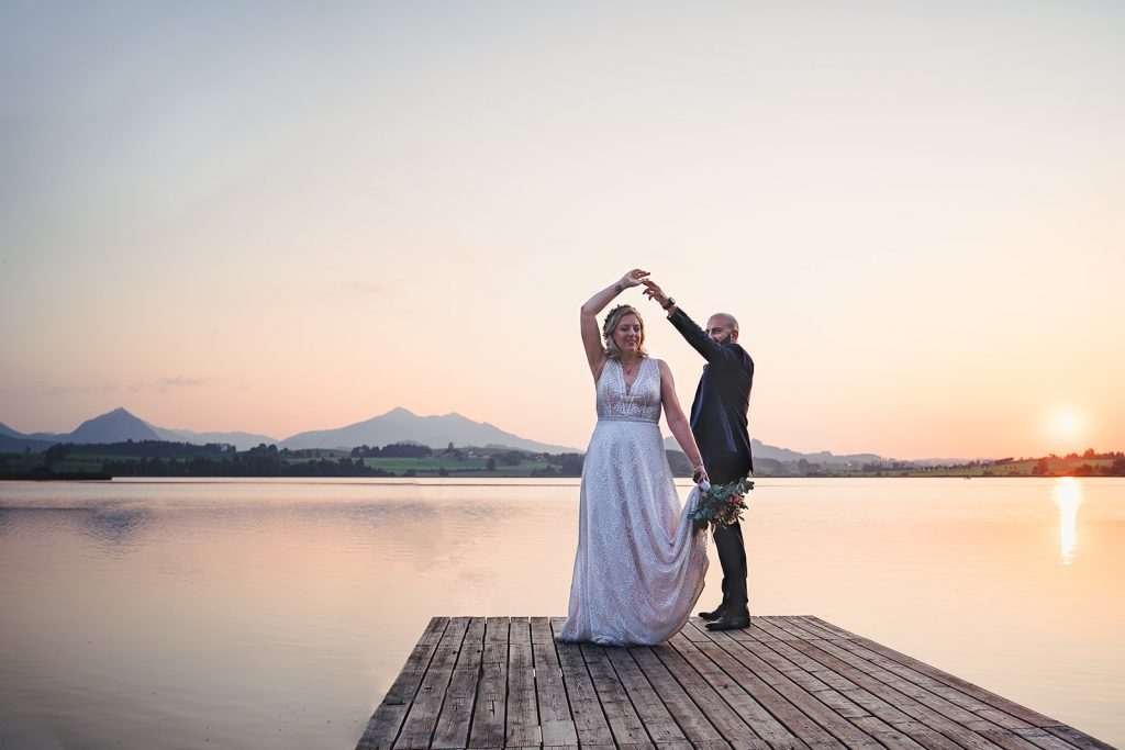 Afterwedding Hochzeit Hopfensee Allgäu Brautpaar Brautstrauß Abendsonne