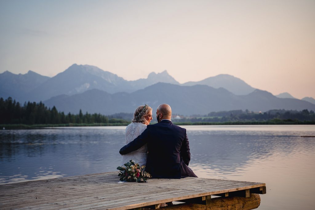 Afterwedding Hochzeit Hopfensee Allgäu Brautpaar Brautstrauß Abendsonne