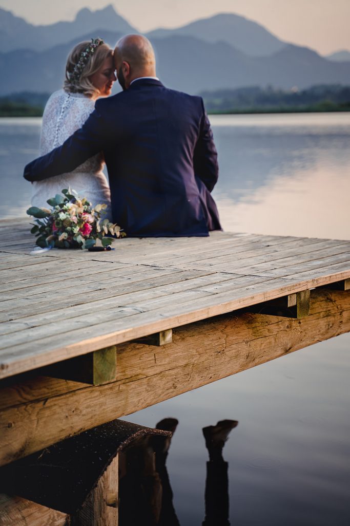 Afterwedding Hochzeit Hopfensee Allgäu Brautpaar Brautstrauß Abendsonne