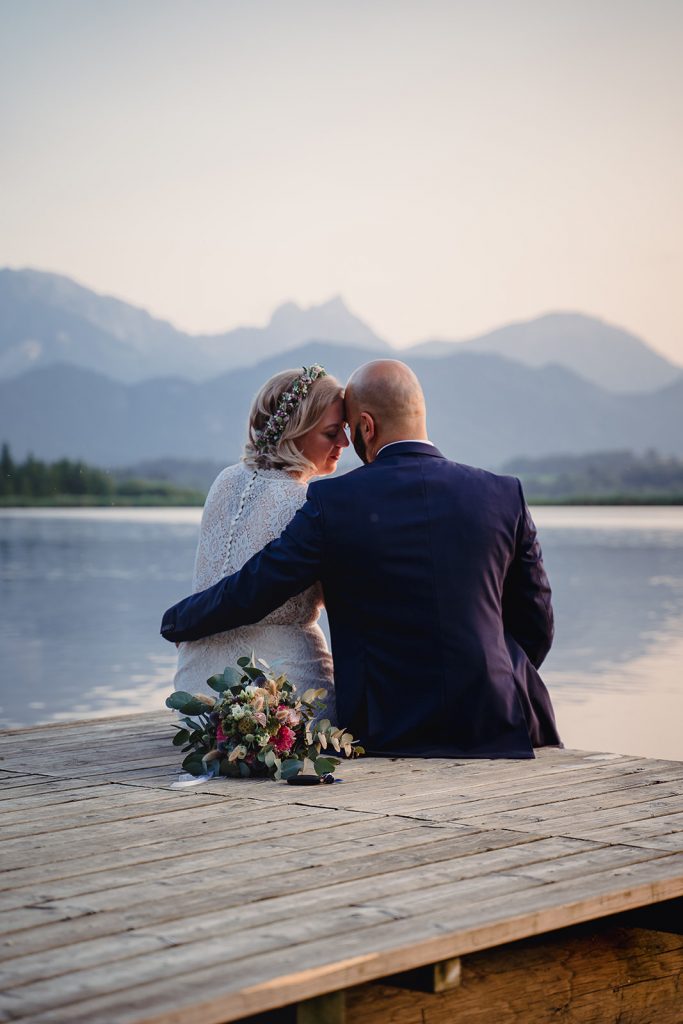Afterwedding Hochzeit Hopfensee Allgäu Brautpaar Brautstrauß Abendsonne