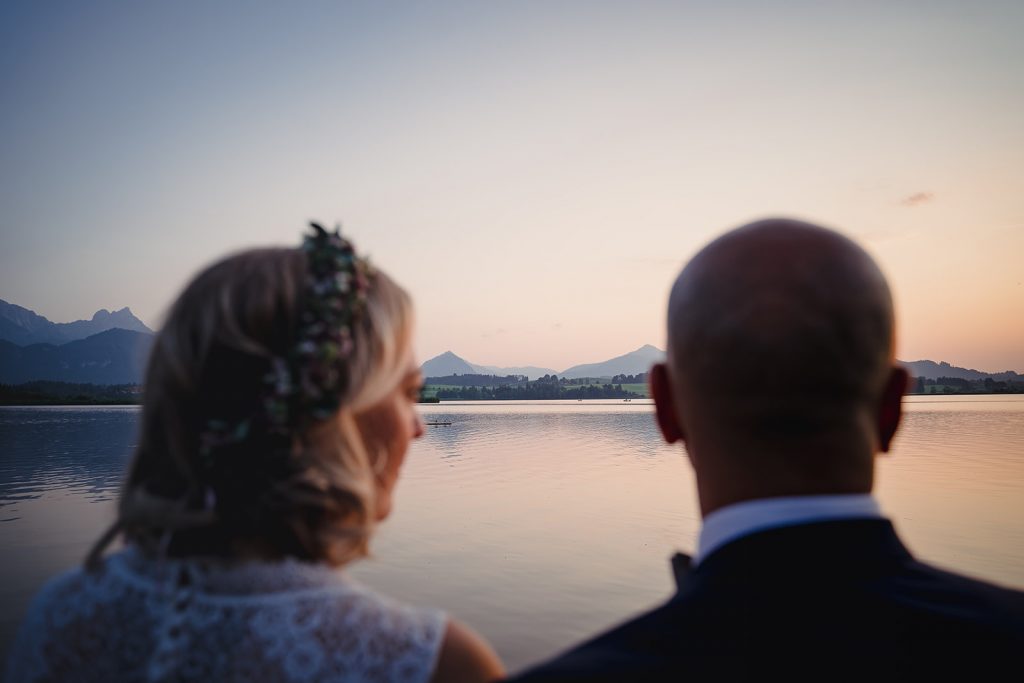 Afterwedding Hochzeit Hopfensee Allgäu Brautpaar Brautstrauß Abendsonne