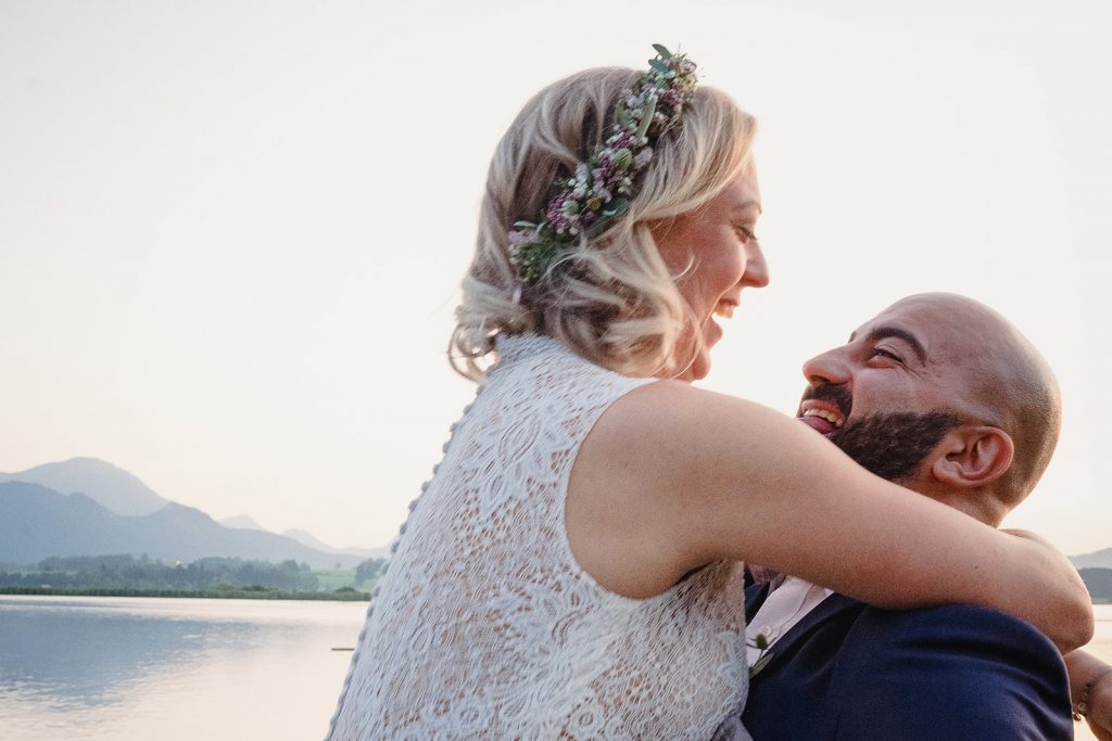 Afterwedding Hochzeit Hopfensee Allgäu Brautpaar Brautstrauß Abendsonne