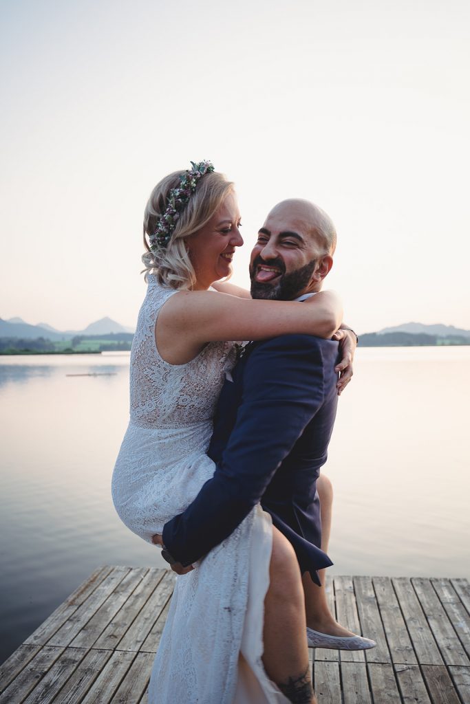 Afterwedding Hochzeit Hopfensee Allgäu Brautpaar Brautstrauß Abendsonne