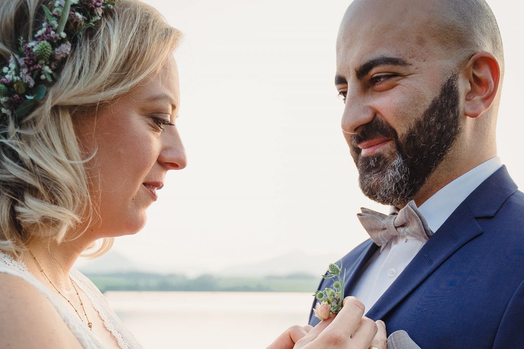 Afterwedding Hochzeit Hopfensee Allgäu Brautpaar Brautstrauß Abendsonne