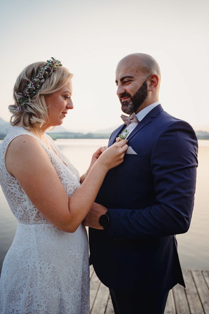 Afterwedding Hochzeit Hopfensee Allgäu Brautpaar Brautstrauß Abendsonne