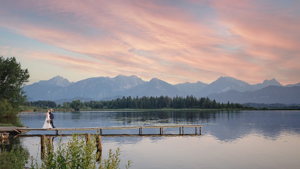 Afterwedding Hochzeit Hopfensee Allgäu Brautpaar Brautstrauß Abendsonne
