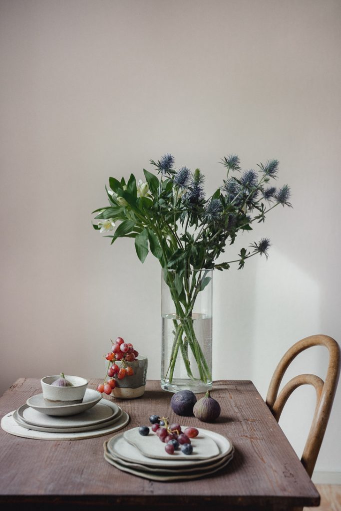 vegan Käsekuchen früchte herbstlich Feige Traube Walnuss keramik