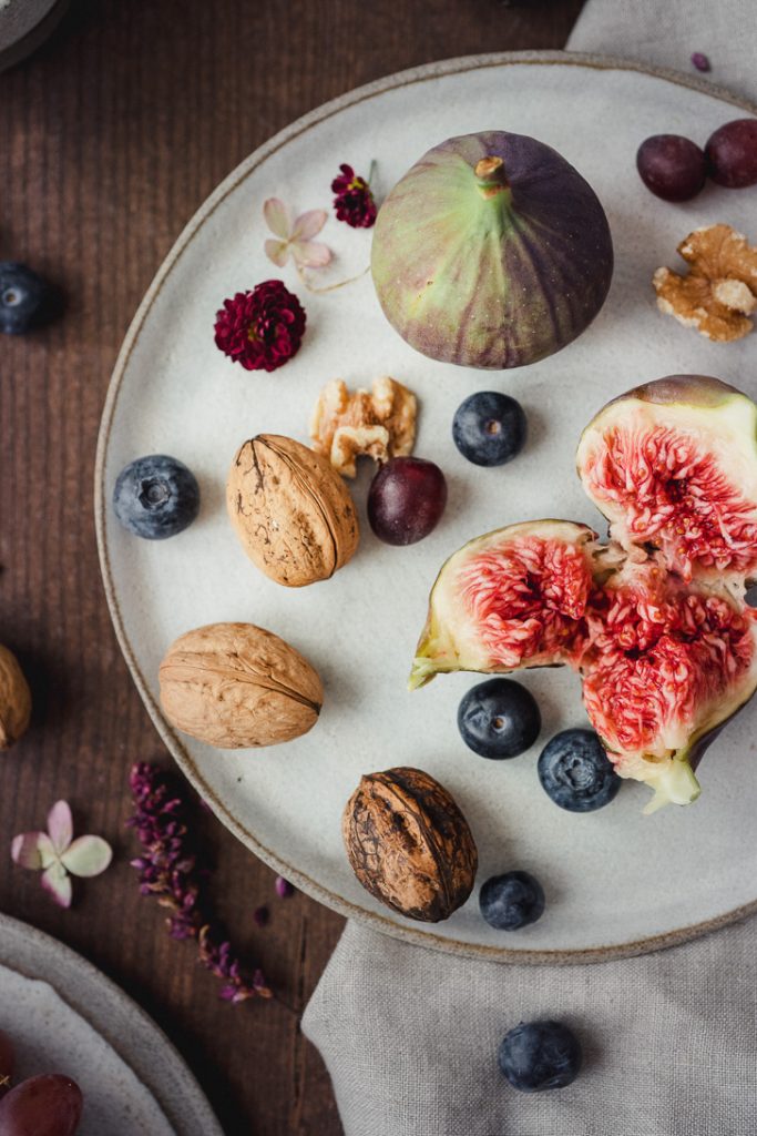 vegan Käsekuchen früchte herbstlich Feige Traube Walnuss