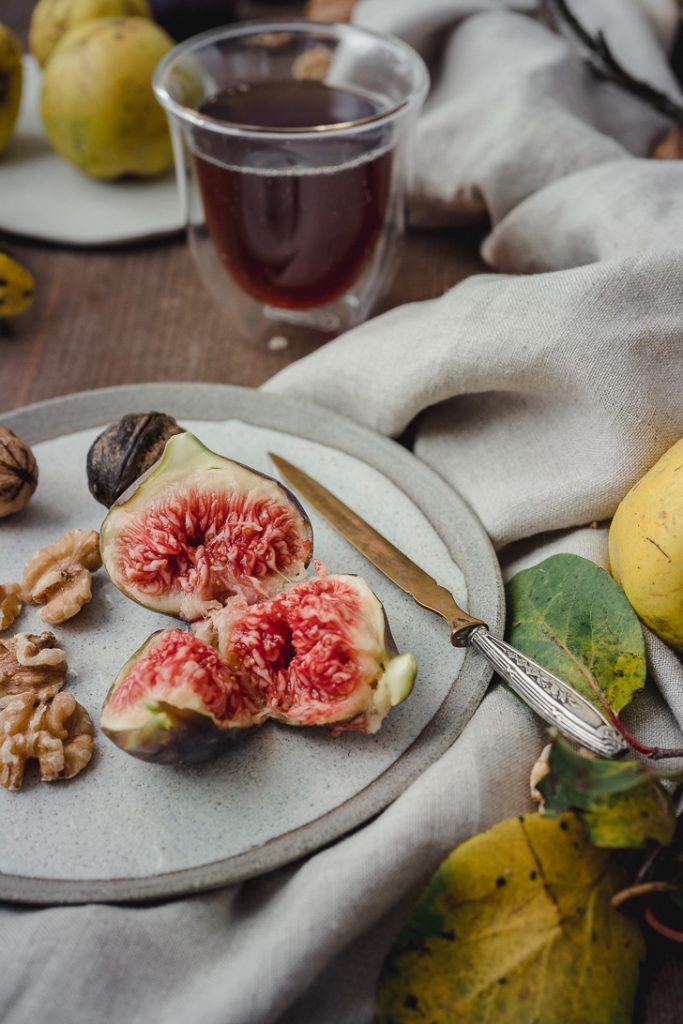 vegan Käsekuchen früchte herbstlich Feige Traube Walnuss