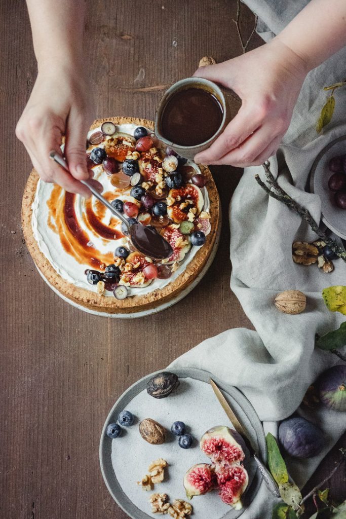 vegan Käsekuchen früchte herbstlich Feige Traube Walnuss