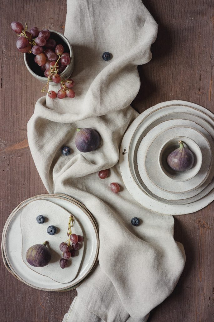 vegan Käsekuchen früchte herbstlich Feige Traube Walnuss keramik