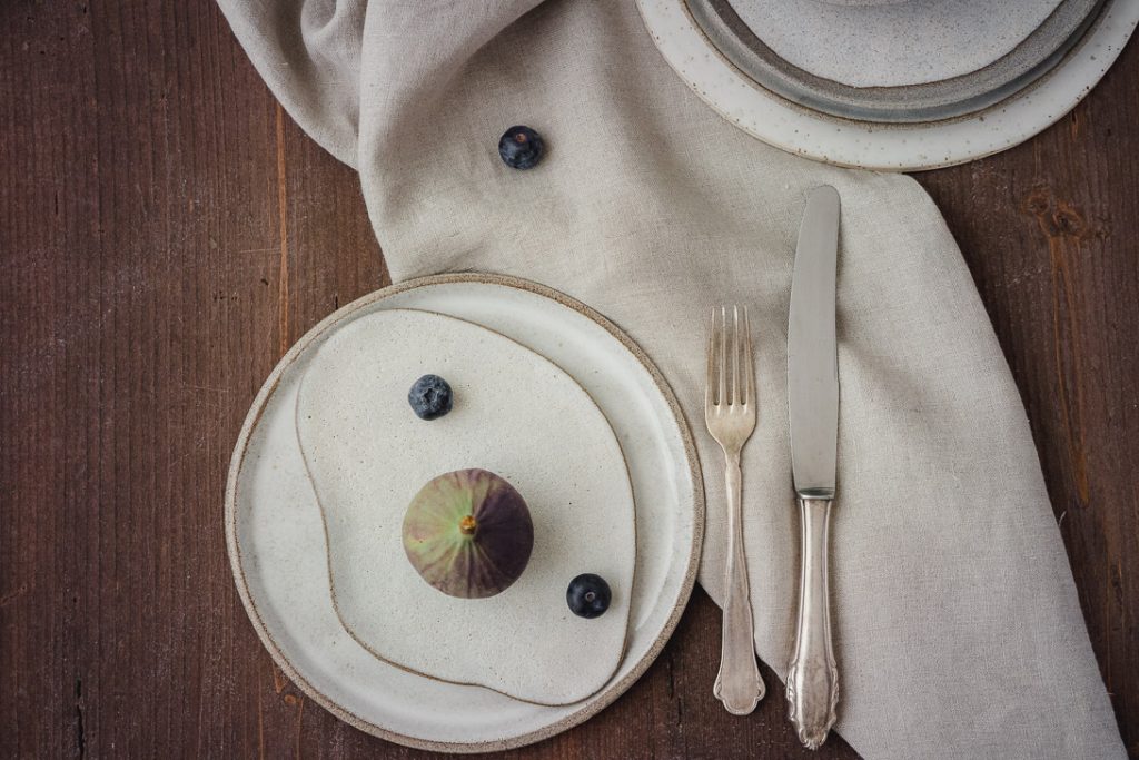 vegan Käsekuchen früchte herbstlich Feige Traube Walnuss keramik