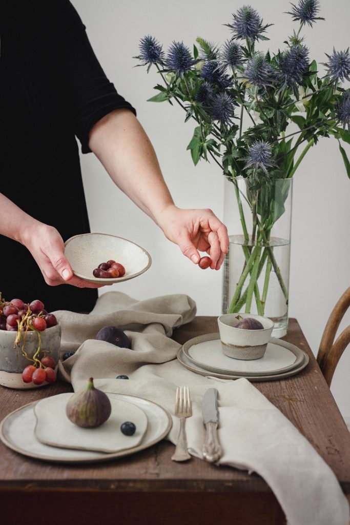 vegan Käsekuchen früchte herbstlich Feige Traube Walnuss keramik