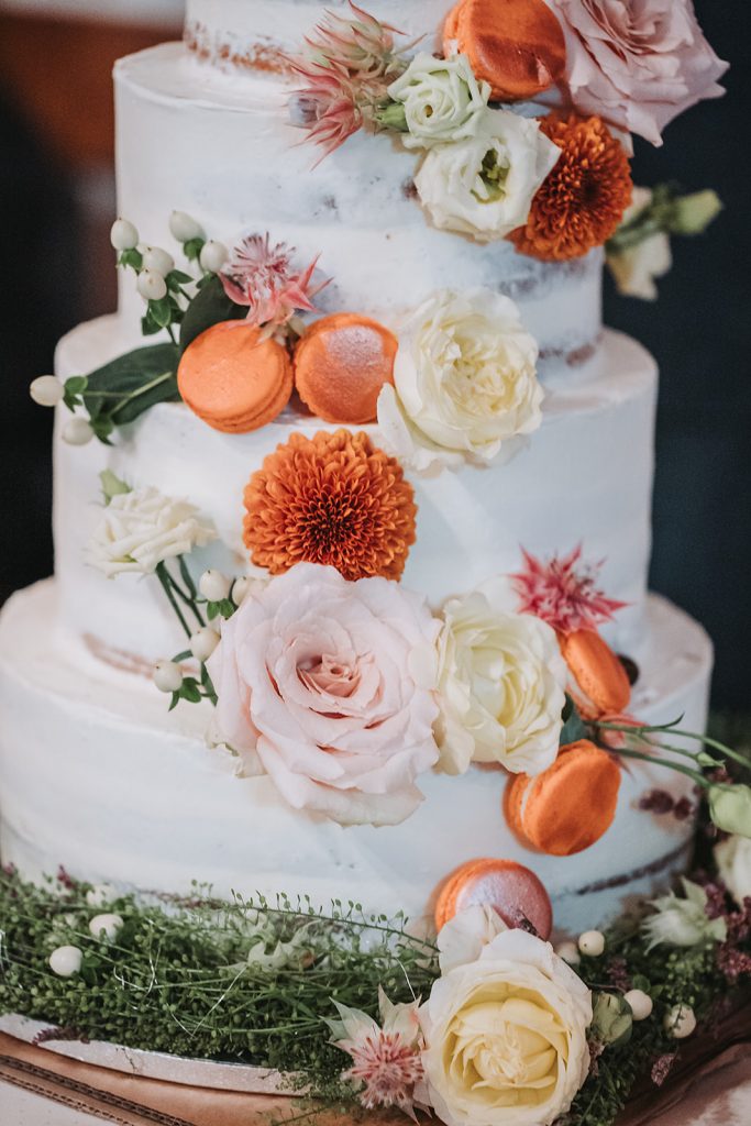 Empfang Hochzeitstorte Bräutigam Brautpaar Braut Allgäu Hochzeit Blumen Unterzeil